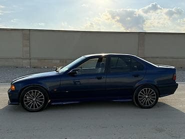 byd satilir: BMW 3 Seriyası E36 sedan – tünd mavi rəngdə, 4 qapılı gövdə. Klassik — 2