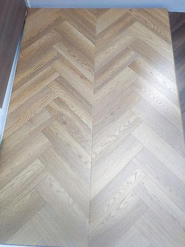 kreml yolka: Herringbone (balıqquyruğu) naxışlı döşəmə örtüyü - Material: laminat — 1