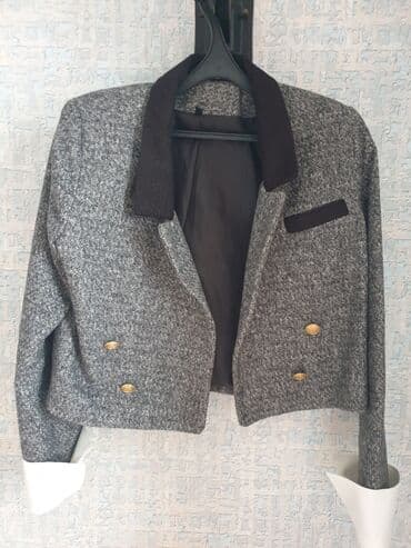 Qadın qısa jaket - Rəng: boz melanj gövdə, qara yaxalıq və döş cib