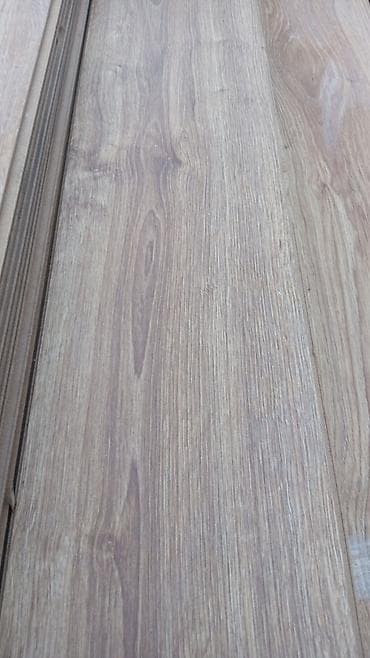 Laminat döşəmə taxtaları - Taxta teksturalı dekor: açıq palıd və
