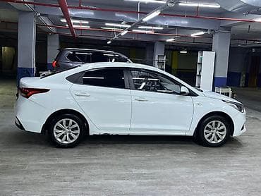 hundai akcent: Hyundai Accent sedan – ağ rəng, iqtisadi və praktik şəhər avtomobili — 9
