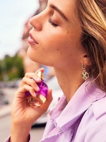 Bənzərsiz qadın parfümü – bənövşəyi-şüşə dizaynı və qızılı detal ilə