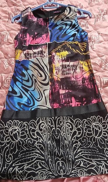 Şəxsi əşyalar: Qolsuz qadın paltarı – rəngli abstrakt printlə - Model: Qolsuz, düz — 1