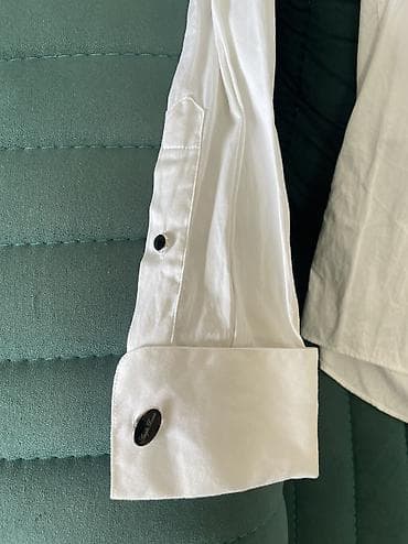 paradnı forma: Qara rəngli, üç hissədən ibarət olan kişi kostyumu və ağ toy — 9