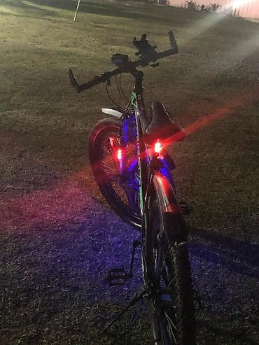 LED işıqlı dağ velosipedi - Güclü ön və arxa LED işıqlar, çərçivə