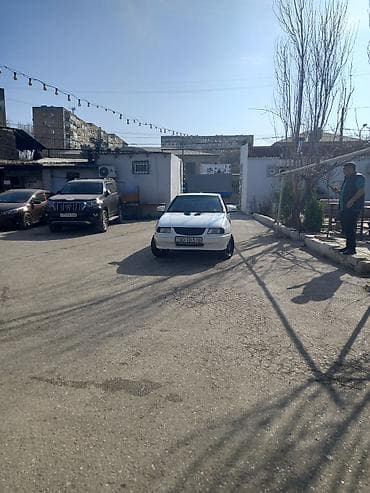 16 diski teker: Ağ rəngli 5 qapılı hetçbek avtomobil. Nömrə: 90-TB-516. 1600 qiymeti — 4