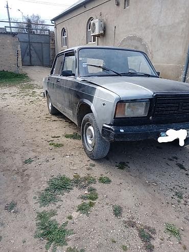 lada priora 2018: VAZ 2107 sedan - Kuzov: 4 qapılı, qara rəng. Ön radiator barmaqlığı — 3