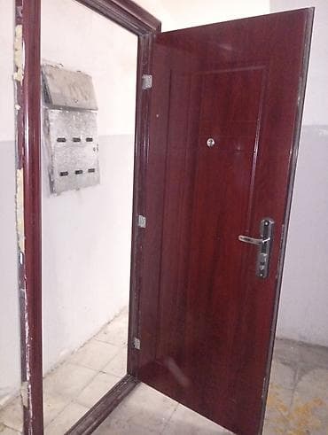 Məhəccərlər: Dəmir giriş qapısı – tünd qəhvəyi (taxta teksturalı) örtüklə - — 2