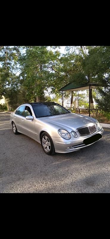 Mercedes-Benz E 240: 2.6 l | 2002 il Sedan