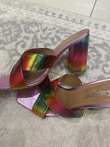 Basanoşka və səndəllər: Capone Outfitters qadın sandaleti yenidi - Model: Blok dabanlı, açıq — 1