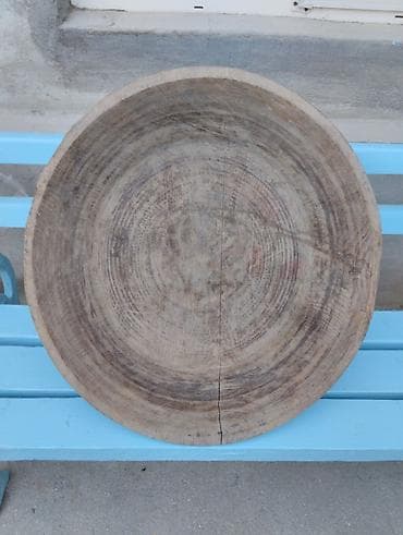 Böyük ölçülü taxta tabaq (əl oyma) Ortasında çat var, bərpa etmək