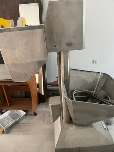 bayraq dirəyi: Paslanmayan poladdan hazırlanmış bu sənaye tipli maşın un elemek ( — 3