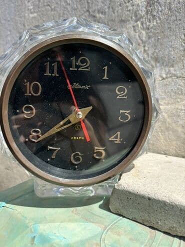антикварные часы настенные: Kvars mexanizmli, qəhvəyi çərçivəli və qara siferblatlı stolüstü saat — 1