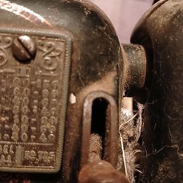 demir masinlar: Antik tikiş maşını – mexaniki, ayaq pedallı tip Xüsusiyyətlər: - — 3