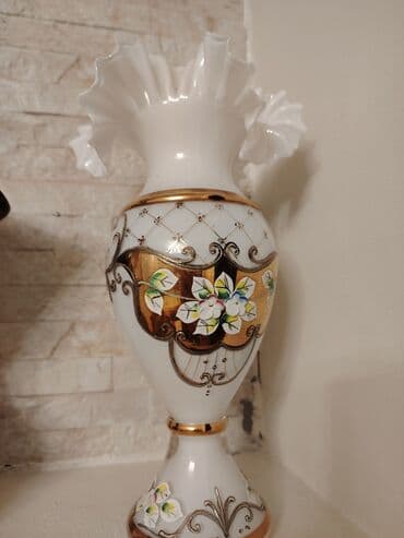 şüşə qab: Ağ rəngli şüşədən hazırlanmış, qızılı rəngli detallarla və çiçək — 3