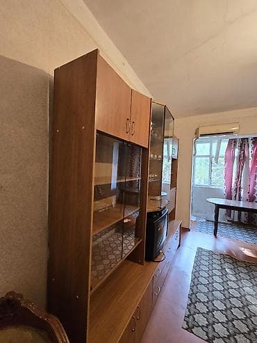 mebilər: Əla materyaldan hazırlanmış, ikinci əl mebel satılır. Qonaq otağı üçün — 2