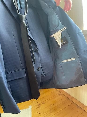 Костюмы: Kişi kostyumu – klassik tünd mavi rəngdə, iki düyməli model. 1 defe — 2