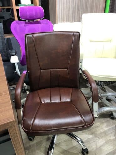 офисные кресла: Новый, С колесиками, Рукояти не регулируются, Кожа — 3