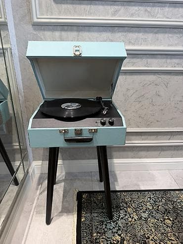 Спорт и хобби: Vinil pleyer – retro dizaynlı, çamadan tipli model (açılıb‑bağlanan — 2