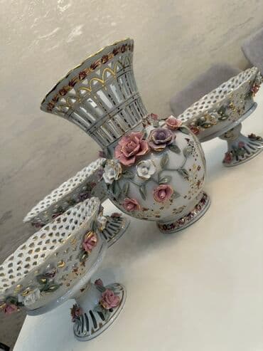 perfe: Bu dəstə zərif ağ rəngli farfor vaza və bir neçə zərli, oymalı qab — 5