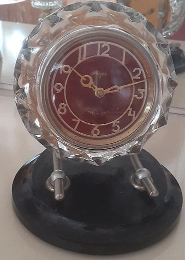 Qədimi antik Mayak saatı xrustaldır.
MADE İN USSR - Majak