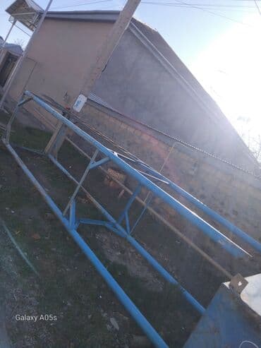 Lak-boya məhsulları: Çən və ayaqlıq — hər ikisi də satılır. Qiymət: 450 manat. Dəmir — 3