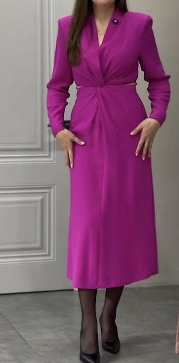 Zəngin fuşya rəngində zərif qadın donu. - Model: midi uzunluq, düz — 2