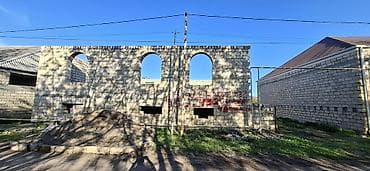 Satış üçün yarımçıq tikili – daş konstruksiyalı 2 mərtəbəli fərdi ev