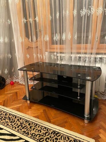 Düz TV altlığı, Polkalı, Şüşəli