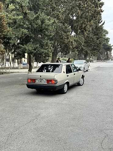 renault dacia logan: Tofaş Şahin sedan - Korpus: 4 qapılı sedan, bej rəng, qara ön-arka — 4