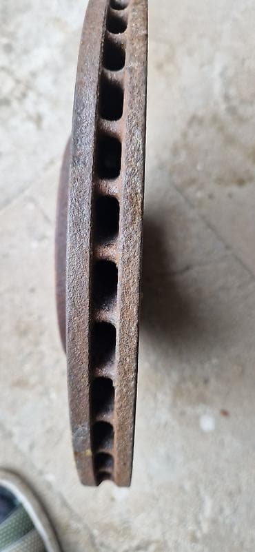 disk lada: Avtomobil üçün ventilyasiyalı ön əyləc diskləri (cüt) - Material — 2