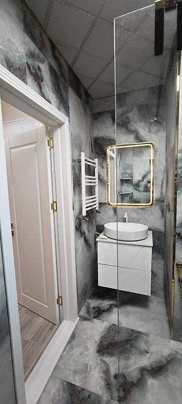 Müasir dizaynlı studiya tipli mətbəx–qonaq otağı və zövqlü sanitar — 2