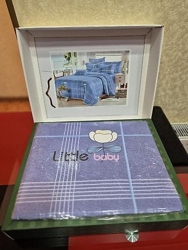 “Little baby” dizaynlı, mavi tonlarda yataq dəsti. Dəstin üzərində
