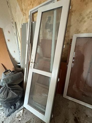 Qapı pəncərə ilə birlikdə satılır, bitişik idi. Ölçüleri qapı 2.22sm — 1
