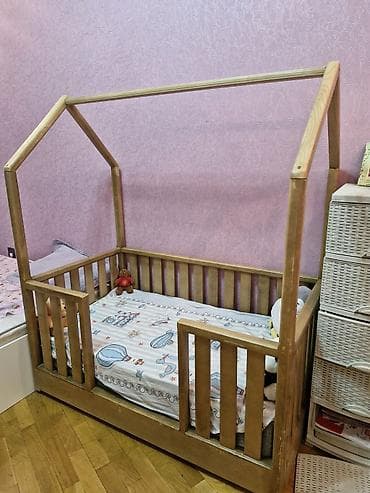 Montesorri tipli açıq uşaq çarpayısı – “ev” formalı karkaslı model - — 2