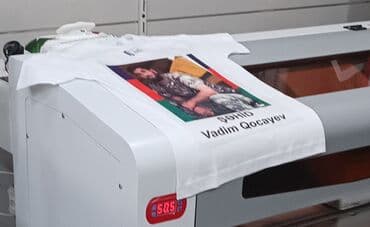 əsgər rəsmi çəkmək: Ağ futbolkalarin üzərine şekillerin çapı.Adlar da yazmaq — 8