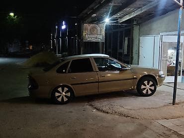 passat b5 ekran: Opel Vectra: 1.8 l | 1996 il Sedan — 6