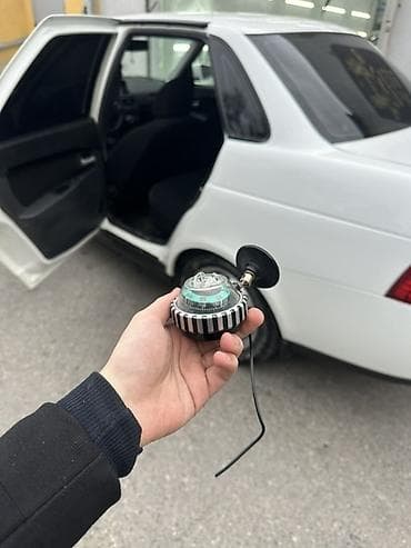 Avtomobil üçün şüşəyə yapışdırılan maqnit kompas ideal veziyyetdedi