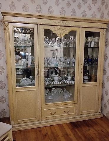 Klassik üslublu vitrin şkaf - Material: ağac karkas, üzərində