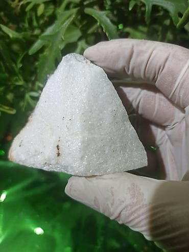 parca camadan: Xam Yaqut + Safir + Nadir Şpinel + Süd Kvarsı ? Flüoresans — 5