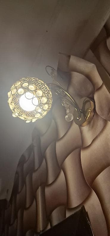 qapi bezeyi: Dekorativ divar bra (sconces) – qızılı metal korpus, şüşə/kristal — 1