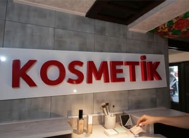 “KOSMETİK” işıqlandırılan reklam lövhəsi

Masazirda yerləşir