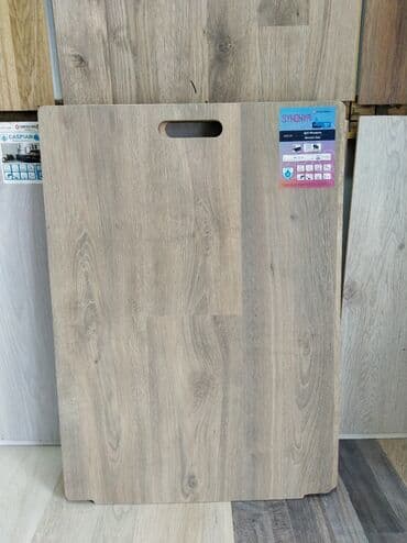 Synchro brendinin açıq rəngli laminat döşəməsi. Suya davamlı və