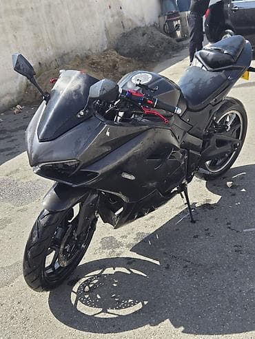 statır: Sport tipli yol motosikleti – qara/boz rəngdə, aqressiv aerodinamik — 3