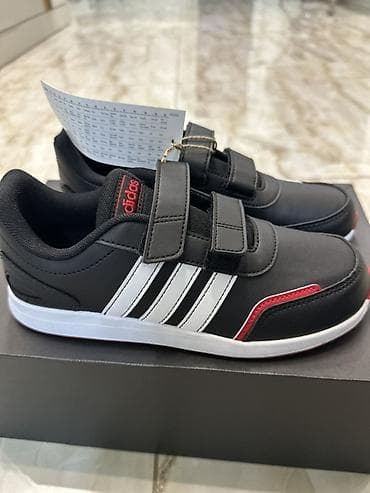 Детский мир: Adidas Uşaq idman ayaqqabısı - Rəng: qara üst, ağ zolaqlar, qırmızı — 2