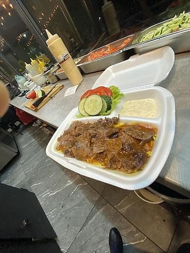 yemək termusu: Türk mətbəxindən təzə hazırlanan dönər və isti pizza - Şaquli şişdə — 1