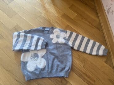 Boz rəngdə qadın sviteri. Ön hissədə böyük çiçək applique-ləri və lalafo.az -da Boz rəngdə qadın sviteri. Ön hissədə böyük çiçək applique-ləri və