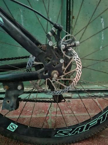 start velo: SAFT markalı dağ velosipedi. Qara rəngli çərçivəyə malikdir və — 2