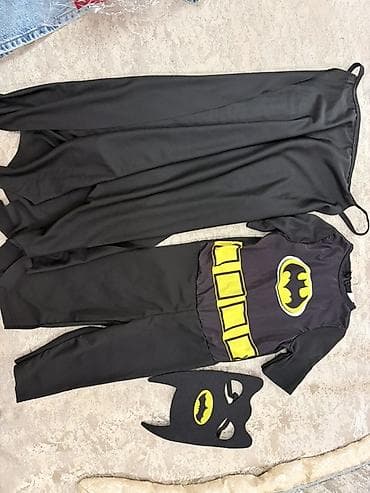 Santa klaus ve Batman kostyumu 2 yaşa uyğun. Her biri 20 AZN. 1 defe — 3