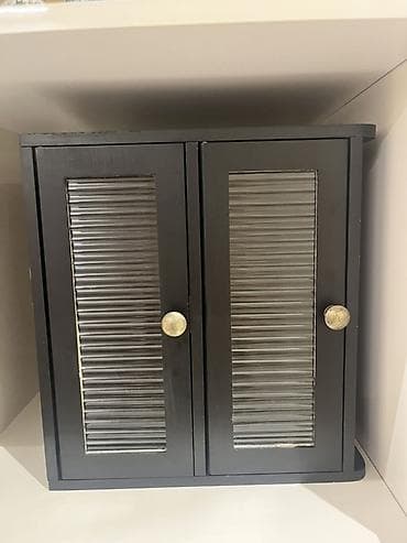 İki qapılı kiçik divar dolabı - Material: ağac korpus, qapılarda şüşə